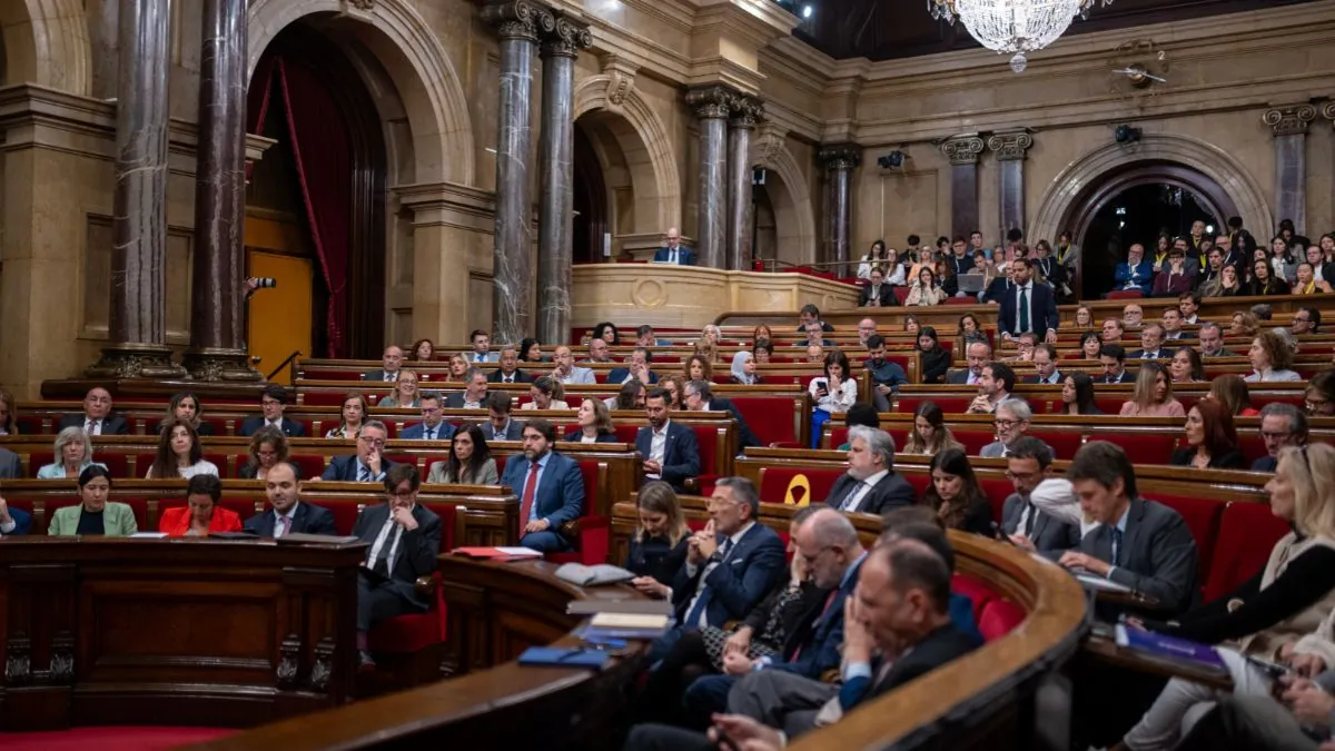 El Parlament catalán aprueba la creación de un cuerpo de funcionarios de acción exterior