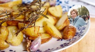 Patatas al ajillo: la receta más andaluza de Celia Villalobos que conquista por su sabor
