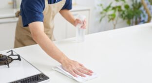 Pía Nieto, experta en limpieza: «Este hábito con la bayeta está llenando tu cocina de bacterias»