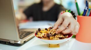 El picoteo, a examen: ¿es malo comer entre horas?