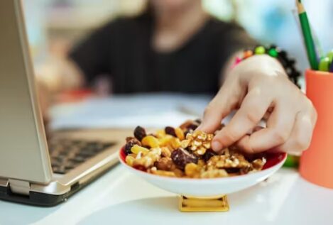 El picoteo, a examen: ¿es malo comer entre horas?