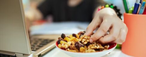 El picoteo, a examen: ¿es malo comer entre horas?