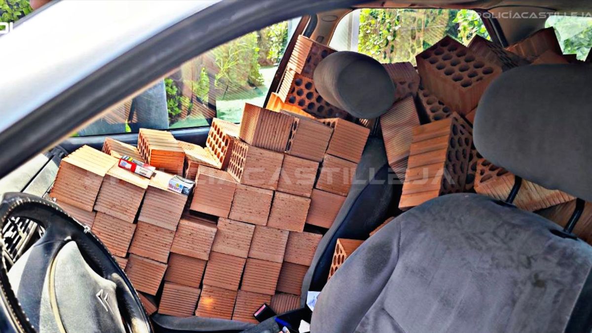 Detenido en Sevilla un conductor sin carné con el coche completamente cargado de ladrillos