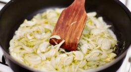 Mi padre es cocinero y así responde a la eterna duda: ¿va primero el ajo o la cebolla?