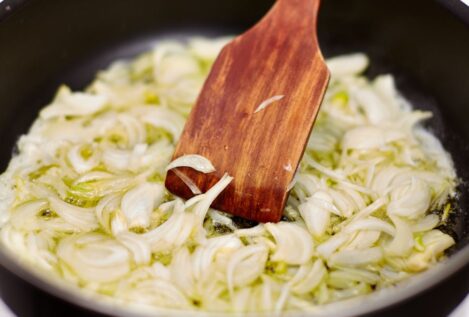 Mi padre es cocinero y así responde a la eterna duda: ¿va primero el ajo o la cebolla?