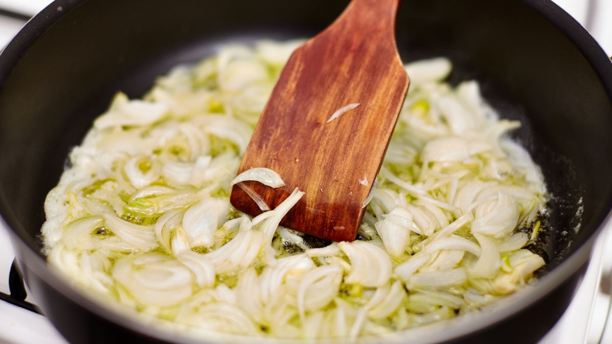 Mi padre es cocinero y así responde a la eterna duda: ¿va primero el ajo o la cebolla?
