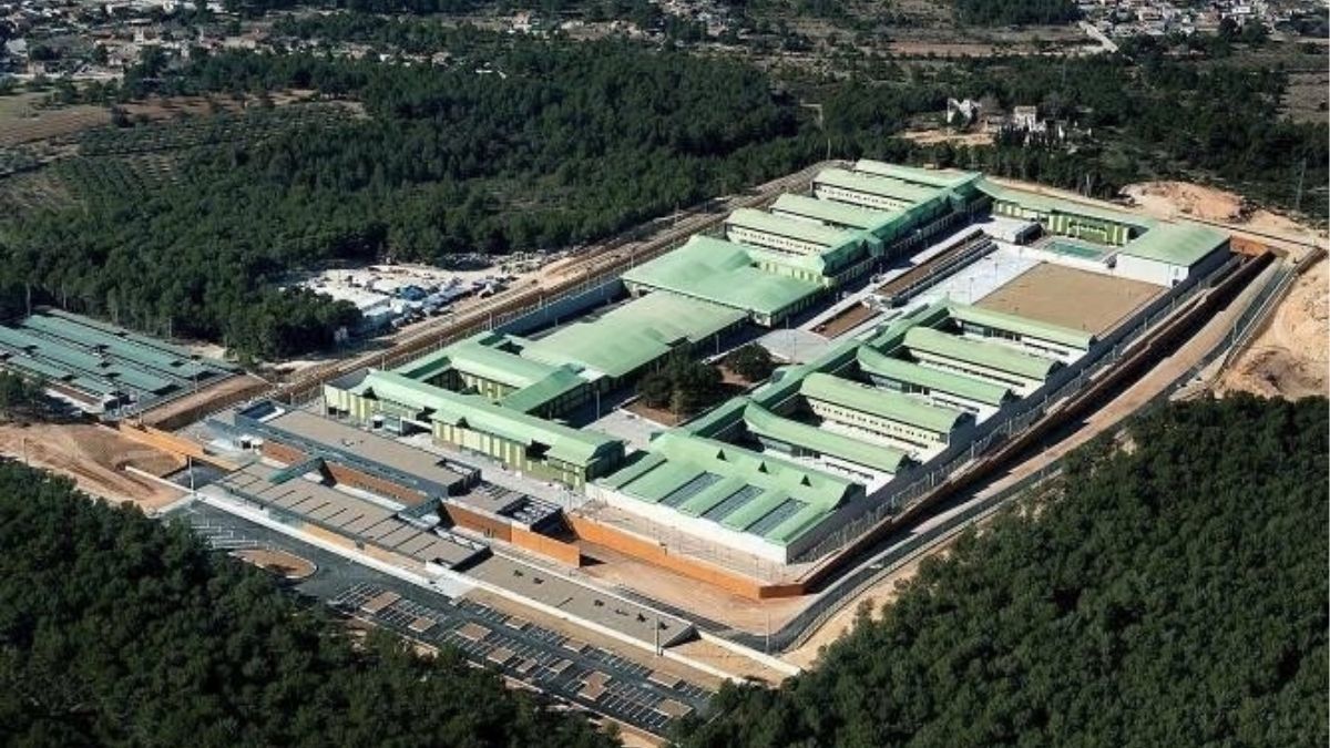 Muere un interno en una cárcel de Tarragona tras provocar un incendio en su celda