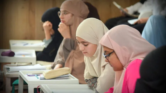 Un centenar de escuelas catalanas imparte el curso de árabe financiado por Marruecos
