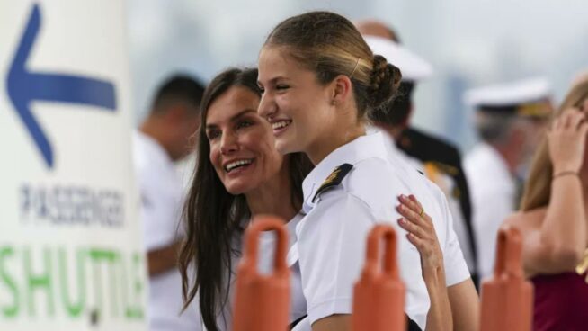 Emotivo reencuentro entre la reina Letizia y Leonor durante la escala del Elcano en Panamá