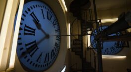 El reloj de la Puerta del Sol activa el 'modo canario' y se retrasará una hora este viernes