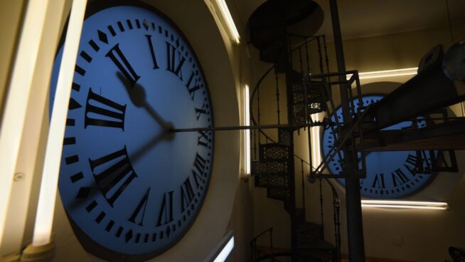 El reloj de la Puerta del Sol activa el 'modo canario' y se retrasará una hora este viernes