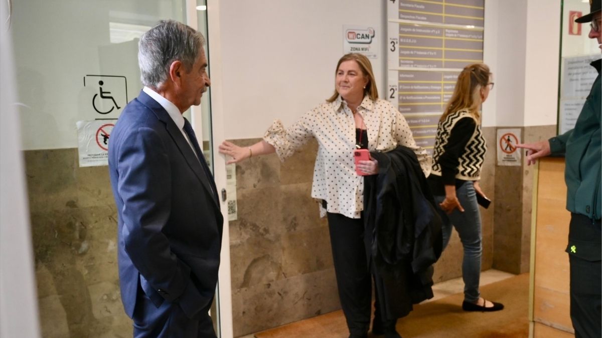 El emérito no se presenta al acto de conciliación y Revilla asegura que «no ha mentido»