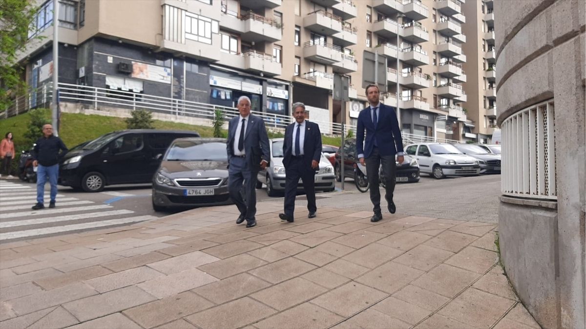 Revilla llega a los juzgados de Santander para el acto de conciliación con el emérito