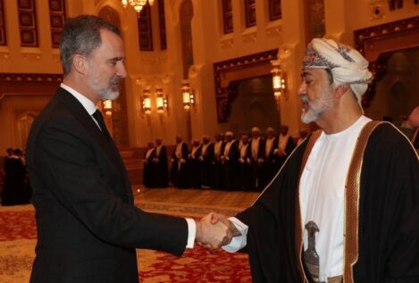 El sultán de Omán realiza una visita de Estado a España y será recibido por los Reyes y Sánchez