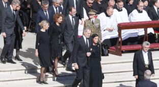 Sánchez tampoco asistirá al inicio del papado de León XIV y deja el protagonismo a los Reyes