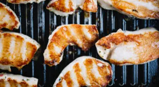 Esto es lo que 300 gramos de pollo a la semana pueden hacerle a tu salud, según un estudio