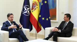 Sánchez trata de colar a la OTAN como gasto en defensa la 'app' para llevar el DNI en el móvil