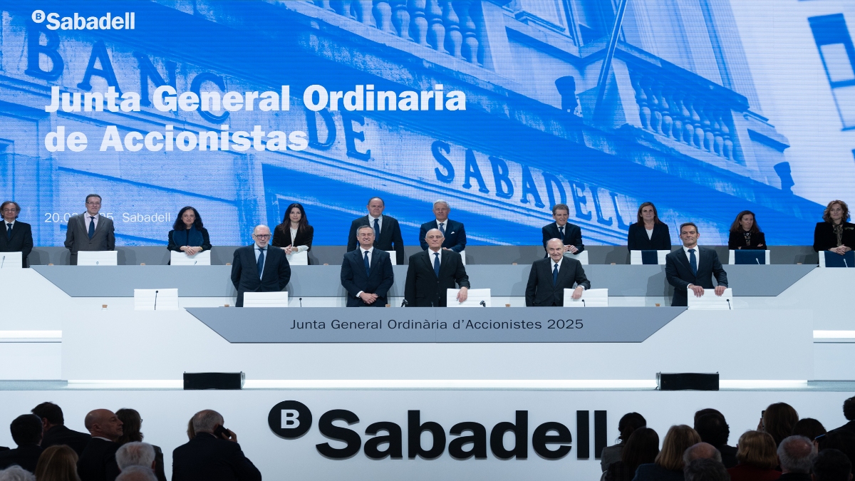 El consejo del Sabadell aprueba vender la filial británica por 3.000 millones al Santander