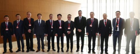 Sánchez se reunió en China con los 'capos' del litio que ansían los yacimientos españoles
