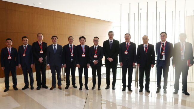 Sánchez se reunió en China con los 'capos' del litio que ansían los yacimientos españoles