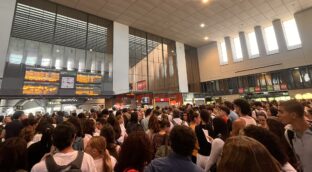 Nuevo caos en el AVE Madrid-Sevilla: una incidencia técnica deja retrasos de varias horas