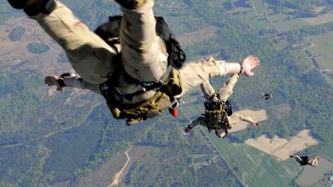 ¿Una pelea entre un marine y un afgano mientras caen de un avión? Ya ha ocurrido