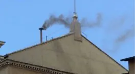 La segunda fumata negra se adelanta y sorprende a los fieles en la Plaza de San Pedro