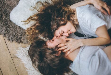 15 señales de que estás saliendo con una mujer valiosa, según Alma con Café