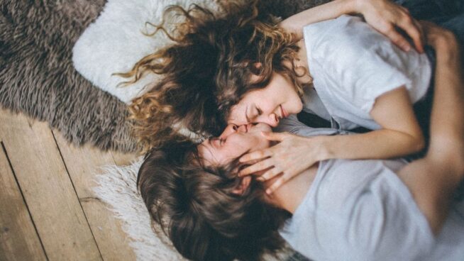 15 señales de que estás saliendo con una mujer valiosa, según Alma con Café