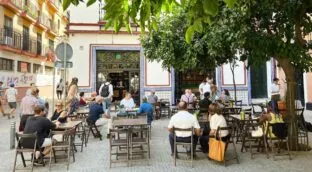 Cinco bares sevillanos para coger fuerzas antes o después de ir a la Feria