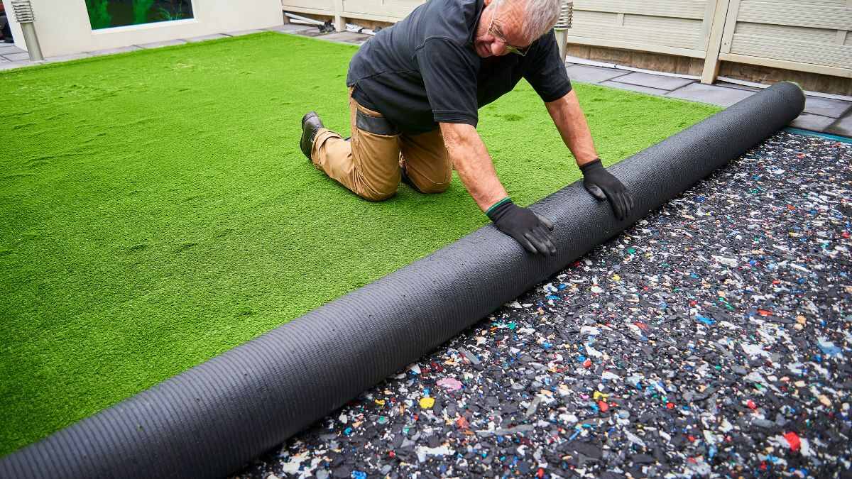 El sencillo truco de una tiktoker para limpiar el césped artificial con jabón de platos