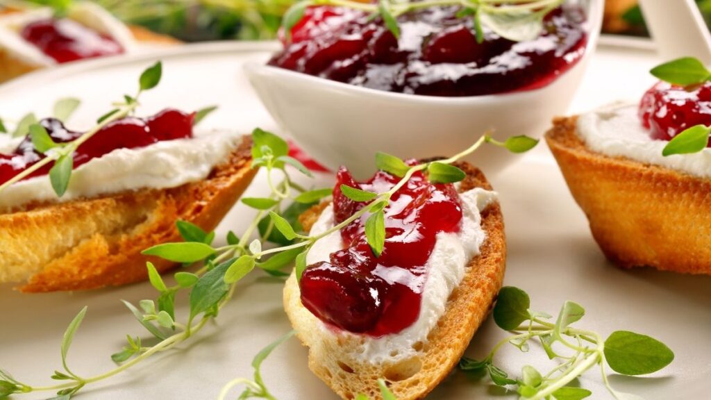 Tostadas con queso 'cottage' y mermelada