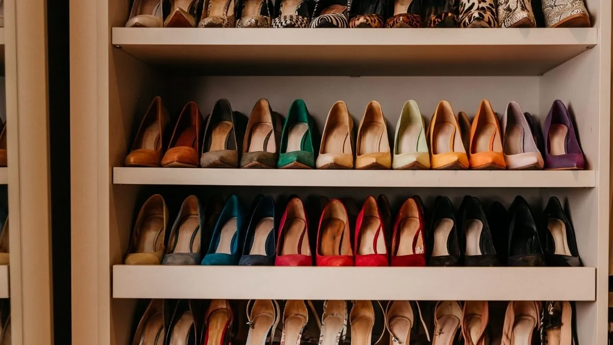 El truco de una experta en orden: olvídate de las cajas y convierte tus zapatos en decoración