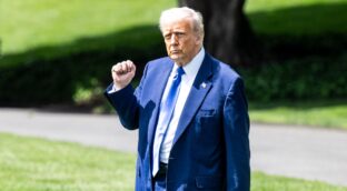 Diez farmacéuticas comprometen ya 247.000 millones en EEUU para esquivar los aranceles