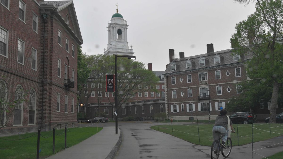 Campus bajo sospecha: Trump restringe el  acceso a los extranjeros y choca con Harvard