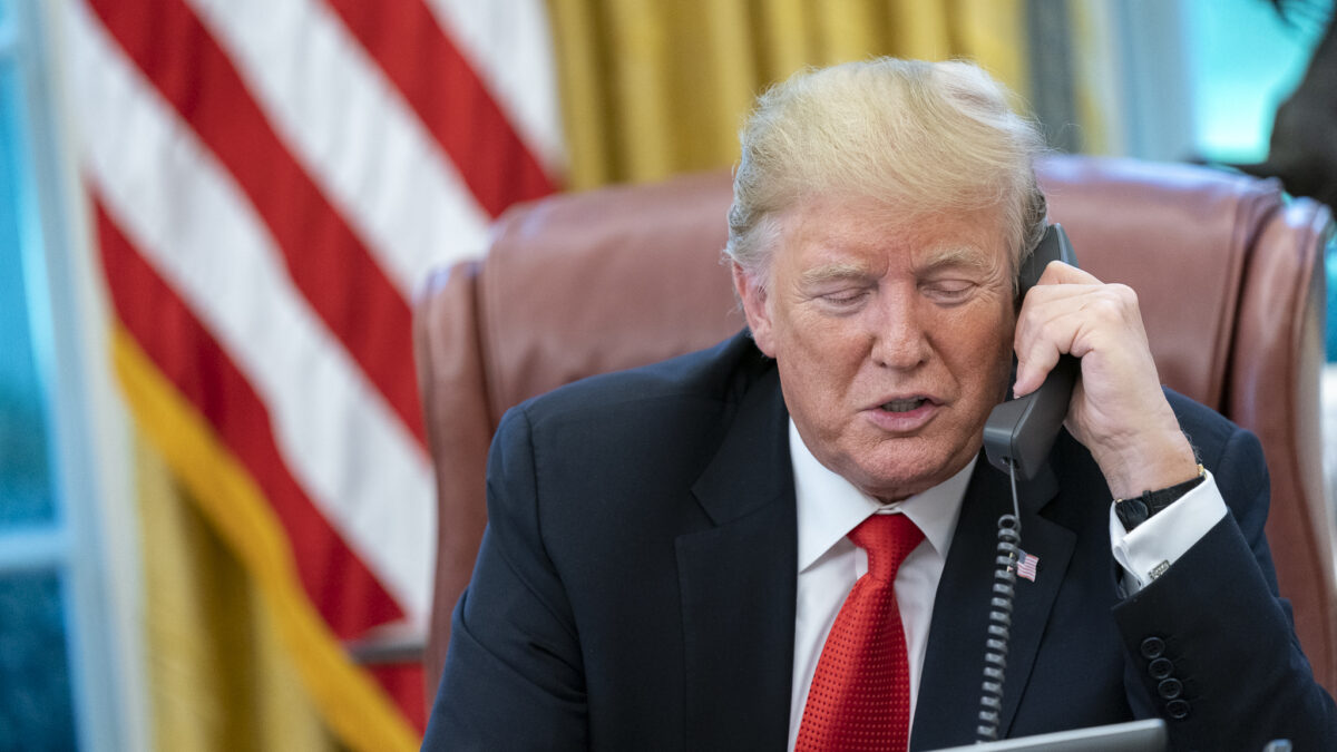 Trump pide a las agencias federales rescindir los contratos con la Universidad de Harvard