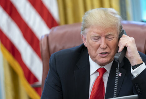 Trump pide a las agencias federales rescindir los contratos con la Universidad de Harvard