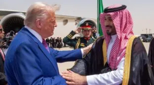 Trump cierra en Arabia Saudí el «mayor acuerdo comercial de la historia» por 600.000 millones