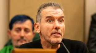 El Gobierno se escuda en plazos burocráticos para justificar la falta de fondos para la ELA