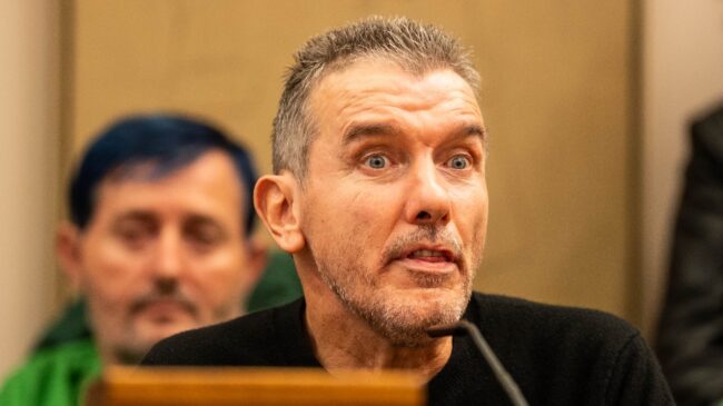 El Gobierno se escuda en plazos burocráticos para justificar la falta de fondos para la ELA