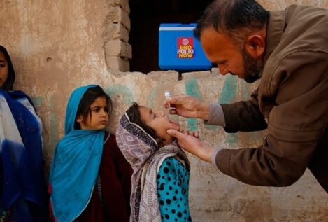 Pakistán y Afganistán inician una campaña para vacunar a 57 millones de niños contra la polio