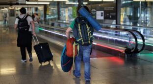 Moncloa presume de liderar la lucha contra el cobro de equipaje pese a defenderlo en 2024