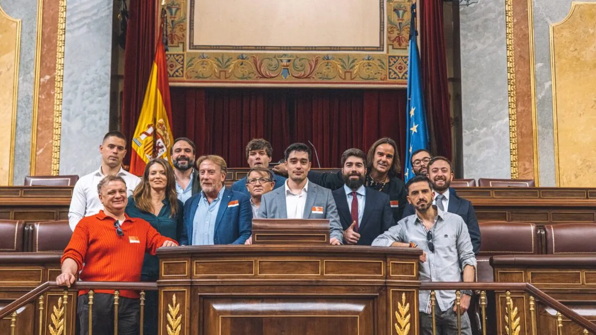 Vox teje una red de ‘youtubers’ afines para compensar su alejamiento de los medios