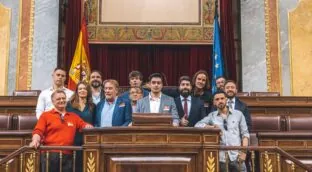 Vox teje una red de 'youtubers' afines para compensar su alejamiento de los medios