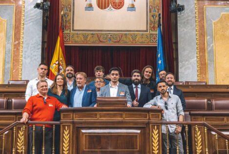 Vox teje una red de 'youtubers' afines para compensar su alejamiento de los medios