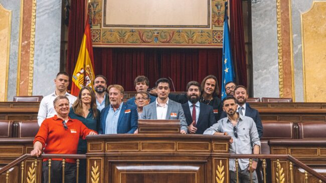 Vox teje una red de 'youtubers' afines para compensar su alejamiento de los medios