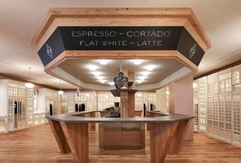 Se cumple medio siglo de la apertura de la primera tienda Zara, matriz del emporio Inditex