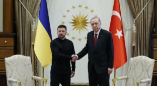 Zelenski llega a Turquía y critica a la delegación elegida por el Kremlin: «Más bien una farsa»