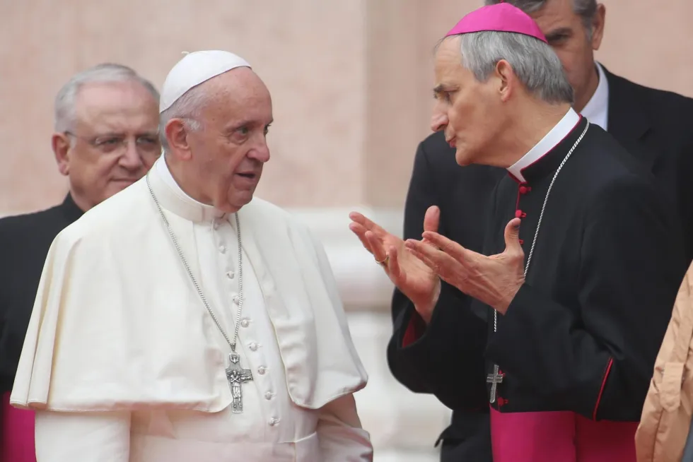 Matteo Zuppi charlando con el ya fallecido papa Francisco: (EFE)