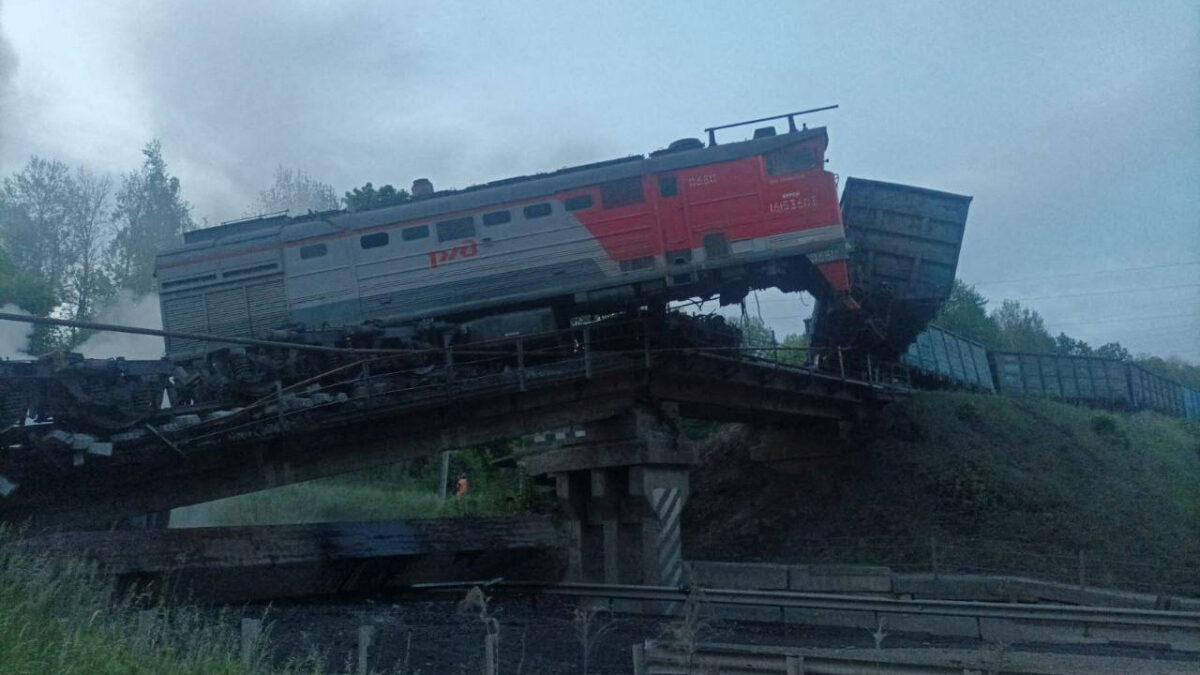 Al menos siete muertos y casi 70 heridos al derrumbarse un puente sobre un tren en Rusia